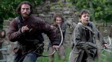 Jamie (Aaron Taylor-Johnson) and his son Spike (Alfie Williams), running from a horde of infected zombies 