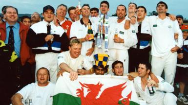 Chwaraewyr Morgannwg yn dathlu
