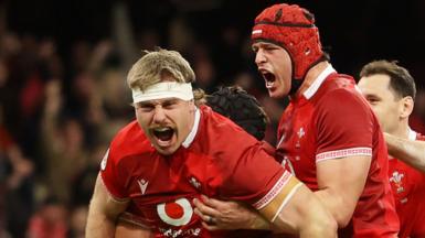 Aaron Wainwright (L) celebrates a try with James Botham