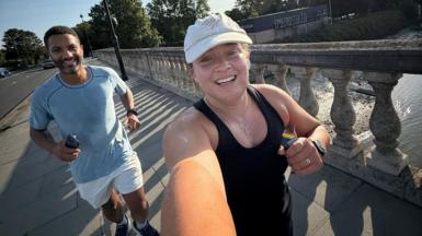 Sean Fletcher a'i ferch Lili yn hyfforddi