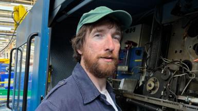 Yr actor Gruffydd Glyn yn ffilmio golgfa ar gyfer y ddrama Y Streic Fawr