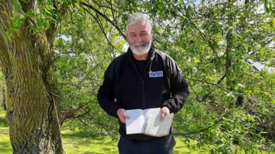 Iwan Owen a'r llyfr nodau clustiau defaid 