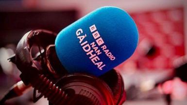 Mic le BBC Radio nan Gàidheal sgrìobhte air
