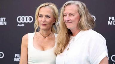 Raynor Winn/Sally Walker (dde) gyda'r actores Gillian Anderson (chwith) 
