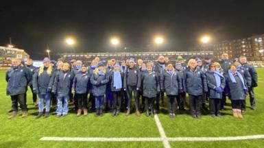 Côr y Gleision ar gae Parc yr Arfau