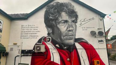 Murlun Ivor Emmanuel ar ochr tafarn The Colliers Arms ym Mhontrhydyfen