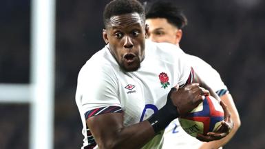 Maro Itoje running with the ball