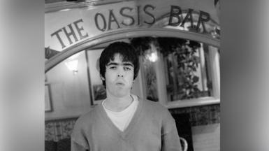 Liam Gallagher yn The Oasis Bar