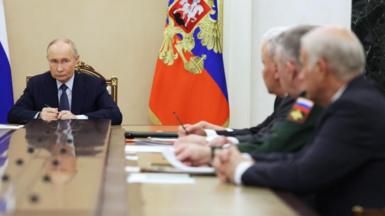 President Putin at Kremlin desk with defence ministry chiefs, 22 Nov 24