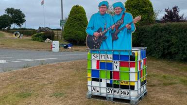 'Sefyll ar y sgwar': 
