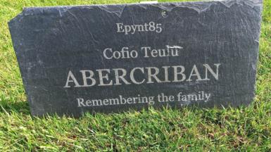 Mae'r gofeb i gofio teulu a fferm Abercriban yn un o'r 54 cofeb lechen sydd wedi cael ei greu