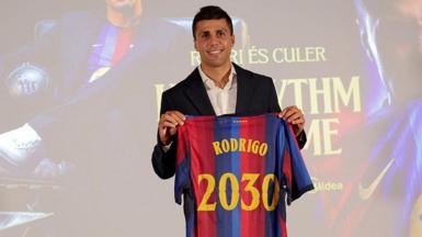 Rodri holds up a Barcelona shirt
