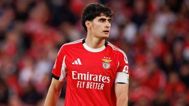 Antonio Silva looking to his left while playing for Benfica