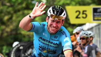 Mark Cavendish waves to the crowd