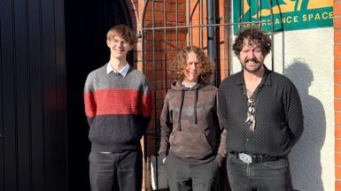 Bryn, Bowen a Joe tu allan i The Phyllis Maud