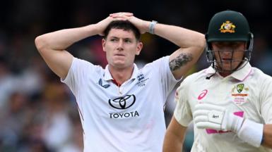 Matthew Potts stands with hands on head during Sydney Test