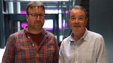 Cynhyrchydd y gyfres, Meic Parry, gyda Nic Parry