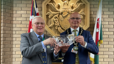 Gareth Morgan yn derbyn rhodd gan y Cynghorydd Jonathan Wilkinson