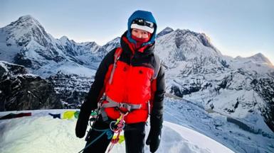 Catrin Meurig ar gopa Ama Dablam