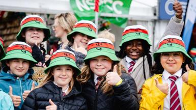 Plant mewn hetiau Mistar Urdd