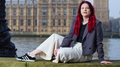 Carmen Smith tu allan i Tŷ'r Arglwyddi