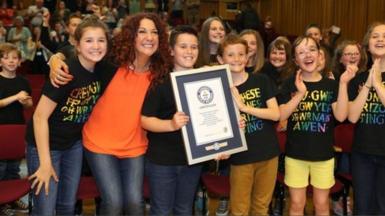 Shan Cothi gyda disgyblion ysgol