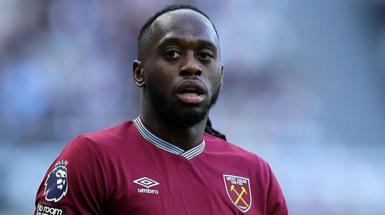 Aaron Wan-Bissaka looking across the pitch for West Ham