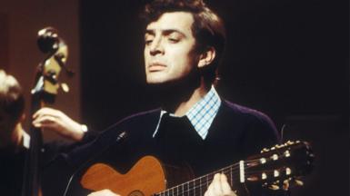 Jake Thackray yn chwarae'r gitar