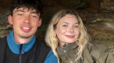 Aron a Lois, wardeiniaid tymhorol Ynys Enlli