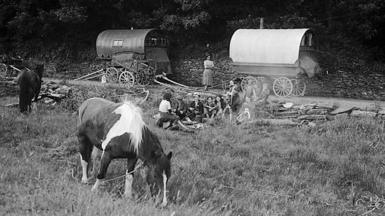 Teulu yn carafanio