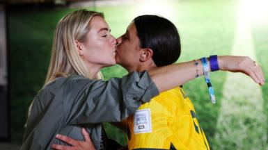 Sam Kerr and Kristie Mewis kiss