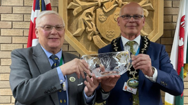 Gareth Morgan yn derbyn rhodd gan y Cynghorydd Jonathan Wilkinson