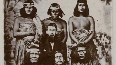 Lewis Jones gydag aelodau o'r llwyth Tehuelche, tua 1867