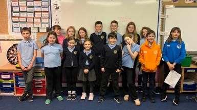 Dealbh de sgoilearan Bhun-sgoil Shlèite agus iad cruinn còmhla ag obair air na h-òrain aca airson Mòd Ionadail Loch Aillse