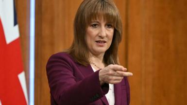 Rachel Reeves pointing her finger