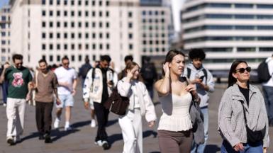City workers enjoy the warm weather in London on 7 Apr 2026