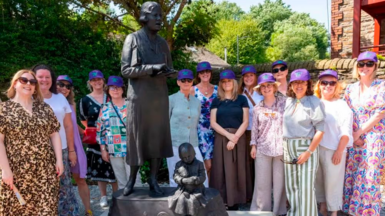 Ymgyrchwyr Monumental Welsh Women gyda cherflun y cerflunydd Billie Bond i Elizabeth Andrews 