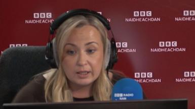Karen Elder a' leughadh nan naidheachdan ann an stiùdio rèidio