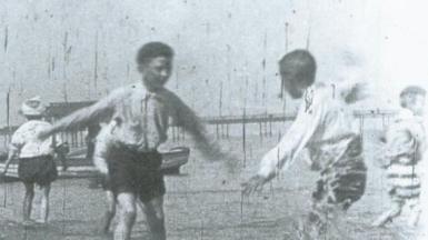 Plant yn chwarae yn Y Rhyl mewn ffilm gan Arthur Cheetham