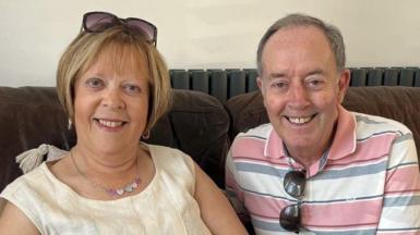 Mae Alwena a Gwyn Lewis wedi mynychu pob Eisteddfod ers cwrdd yn 1982