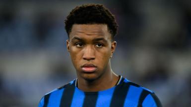 Honest Ahanor wearing an Atalanta shirt