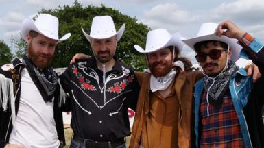 Pedwar person efo het cowboi