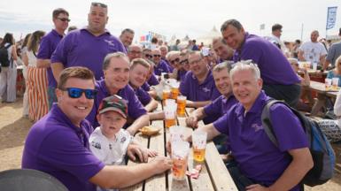 Bois y Gilfach o Ddyffryn Aeron yn mwynhau peint ar ôl diddanu ar Lwyfan Y Maes