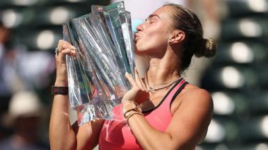 Aryna Sabalenka kisses the Indian Wells trophy