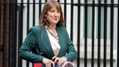 Chancellor Rachel Reeves leaves 10 Downing Street to attend Prime Minister's Questions in London, United Kingdom on January 28, 2026.