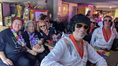 Pobl wedi gwisgo fyny fel Elvis