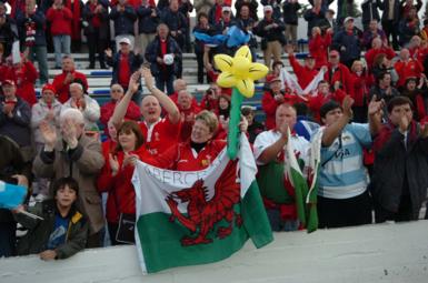 Cefnogwyr Cymru a'r Ariannin yn dathlu gyda'i gilydd ym Mhorth Madryn yn 2006