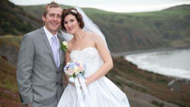 Huw Llyr ac Elen Gwynne ar ddiwrnod eu priodas 'go iawn'