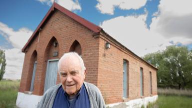 Y diweddar Aldwyn Brunt tu allan i Gapel Glan Alaw