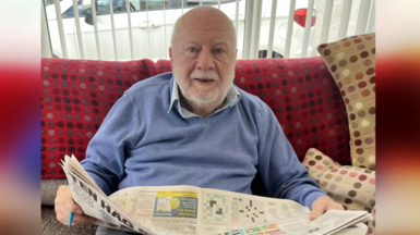 Lyn Ebenezer a'i bapur newydd defodol
